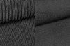 Stoffmuster von anthrazitfarbenem Cord- und Polsterstoff im Detail.