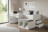 Helles Kinderzimmer mit weißem Multifunktionsbett, Schreibtisch und moderner Dekoration.