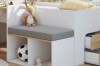 Multifunktionales Kinderbett mit Stauraum, Sitzbank und Spielzeug.