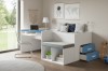 Weiß-blaues Multifunktionsbett mit integriertem Schreibtisch, Sitzbank und Stauraum in hellem Kinderzimmer.