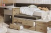 Nahaufnahme Kinderbett mit ausziehbaren Schubladen und integriertem Schreibtisch in Eiche.