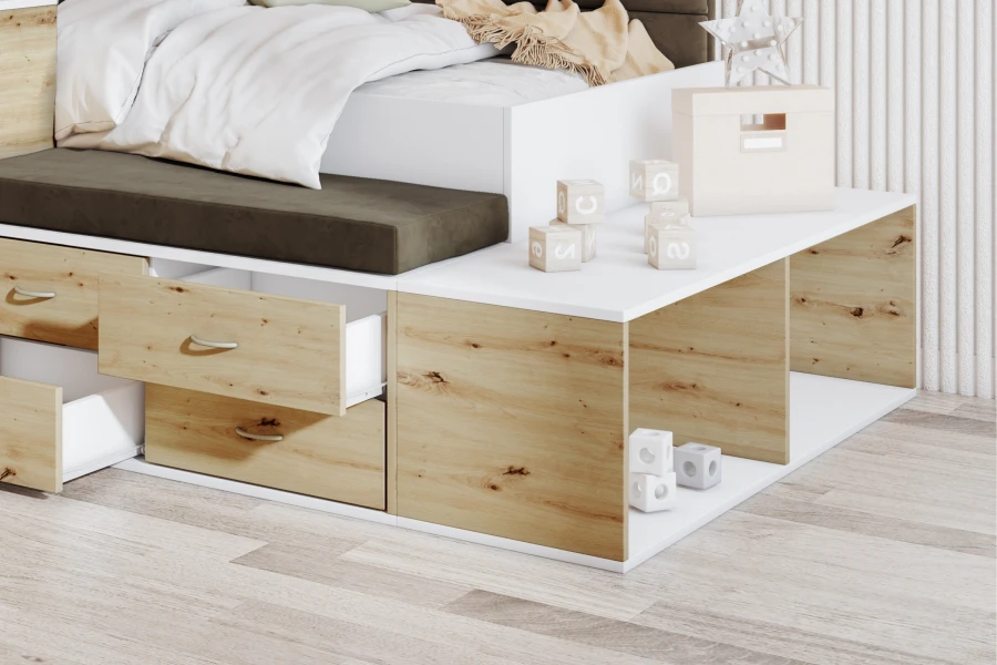 Detailansicht Bettgestell mit offenen Regalen und Holzspielzeug im skandinavischen Stil.