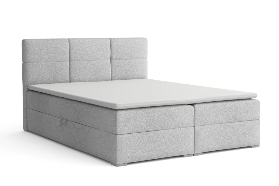Modernes hellgraues Boxspringbett mit dreigeteiltem Kopfteil, freigestellt auf weißem Hintergrund.