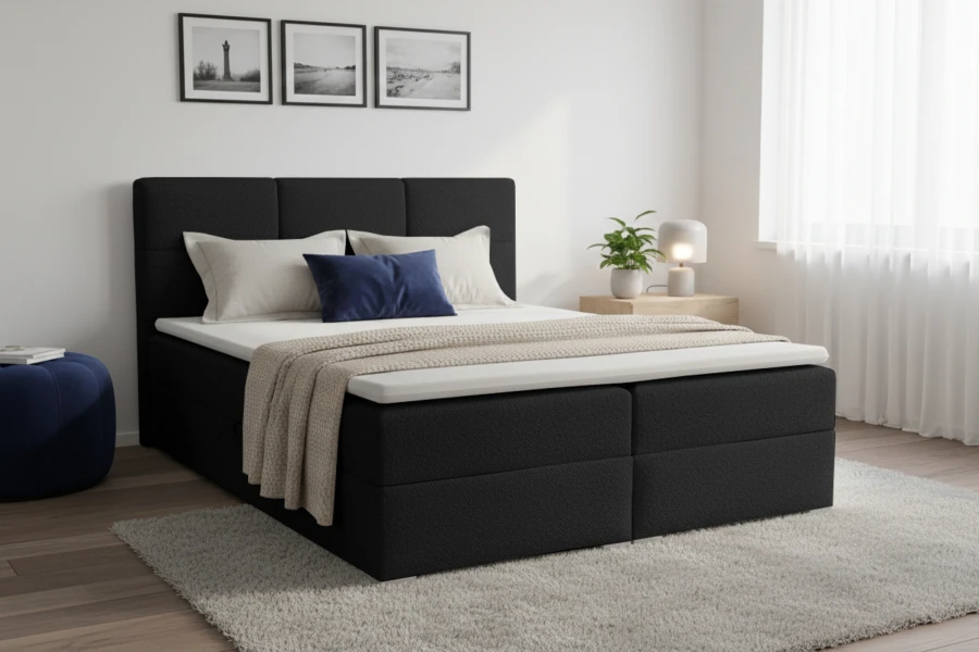 Schwarzes Polsterbett in modernem Schlafzimmer mit blauen Kissen und hellem Teppich.