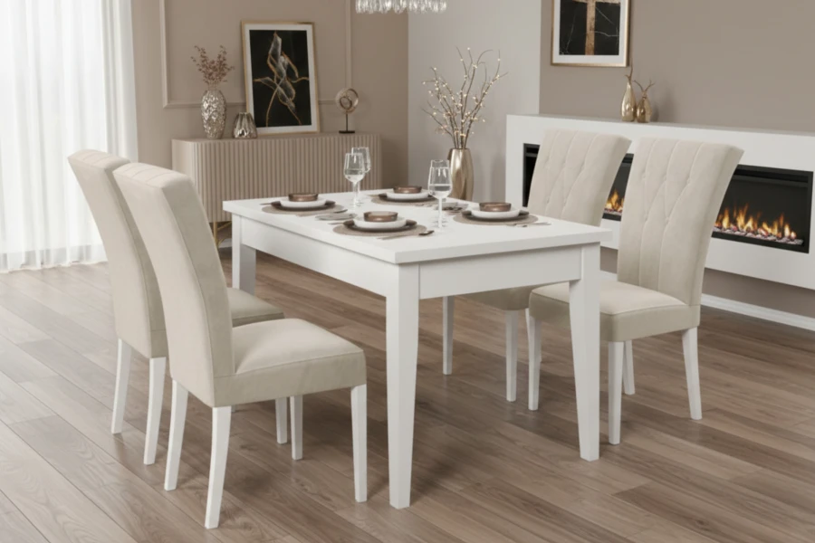 Moderner weißer Esstisch mit 4 beigen Samtstühlen in einem stilvollen Wohnzimmer mit Kamin.