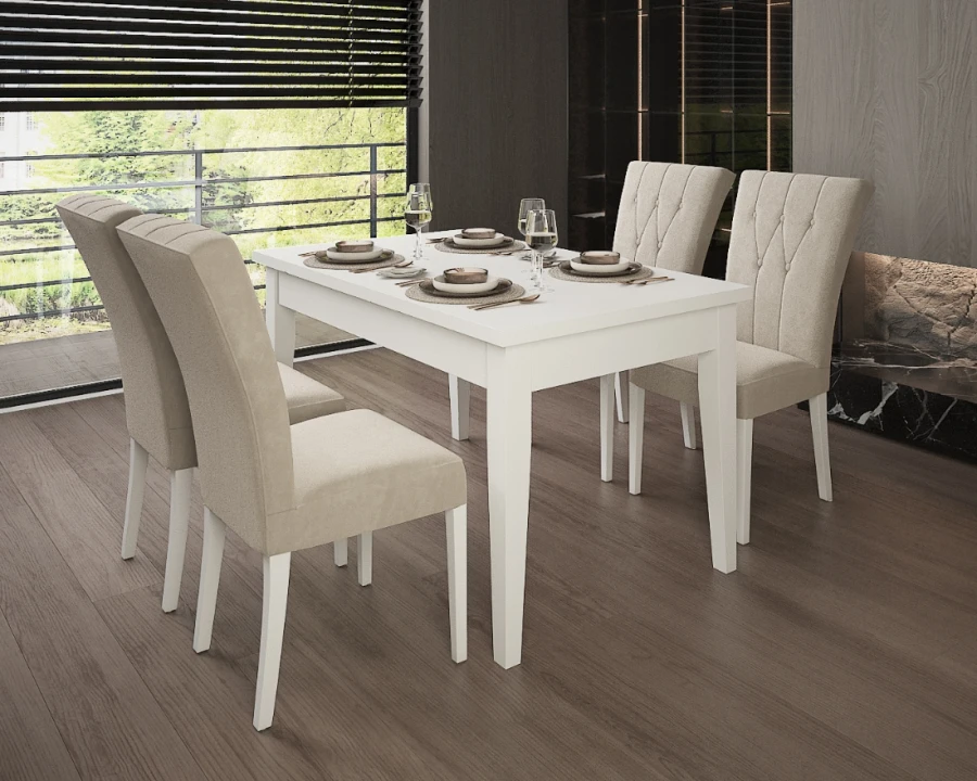 Helle Essgruppe mit weißem Tisch und beige gepolsterten Stühlen vor großem Fenster.
