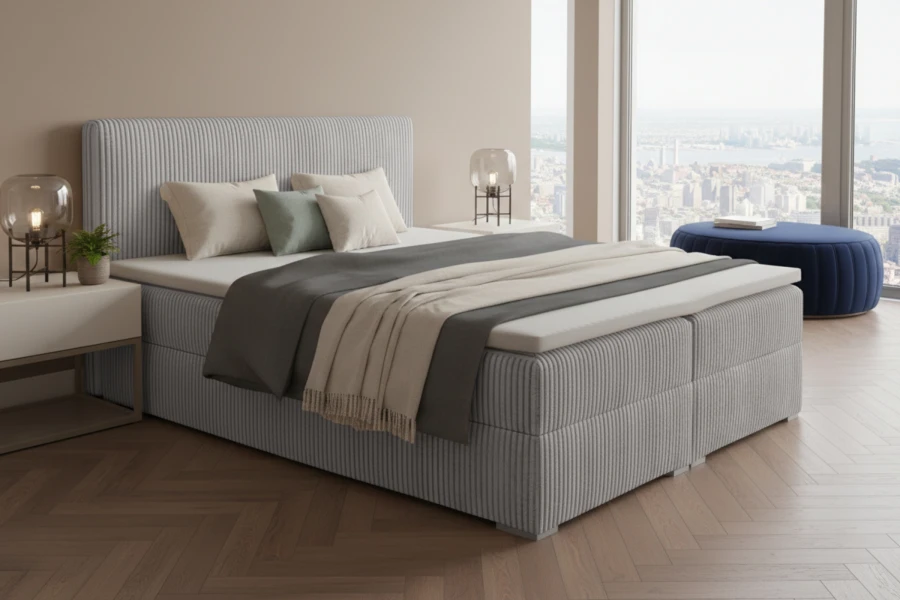 Modernes hellblaues Boxspringbett mit geripptem Kopfteil in einem stilvollen Schlafzimmer mit Stadtblick.