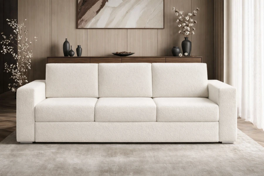 Modernes 3-Sitzer Sofa aus beige Bouclé-Stoff in einem eleganten Wohnzimmer.