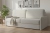 Modernes Schlafsofa aus beigem Bouclé-Stoff in einem hellen Wohnzimmer mit Dekoration.
