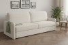 Helles beige-farbenes Sofa in einem stilvoll eingerichteten Wohnzimmer mit Parkett.