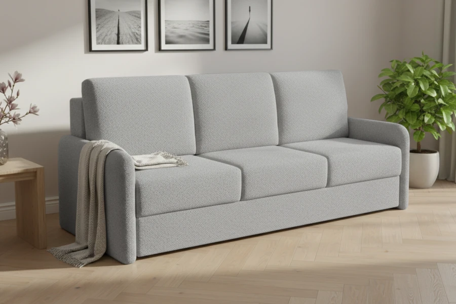 Graues 3-Sitzer Sofa mit Bouclé-Stoff in hellem Wohnzimmer-Ambiente.