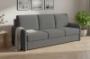 Modernes dunkelgraues 3-Sitzer Sofa im Wohnzimmer mit Dekoration.