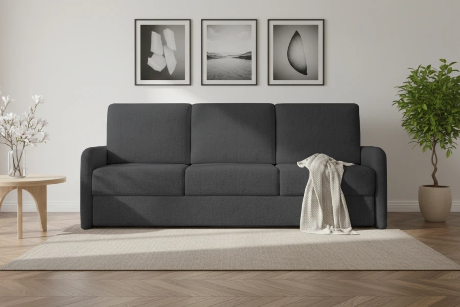 Anthrazitfarbenes 3-Sitzer Sofa in gemütlichem Wohnzimmer-Ambiente.