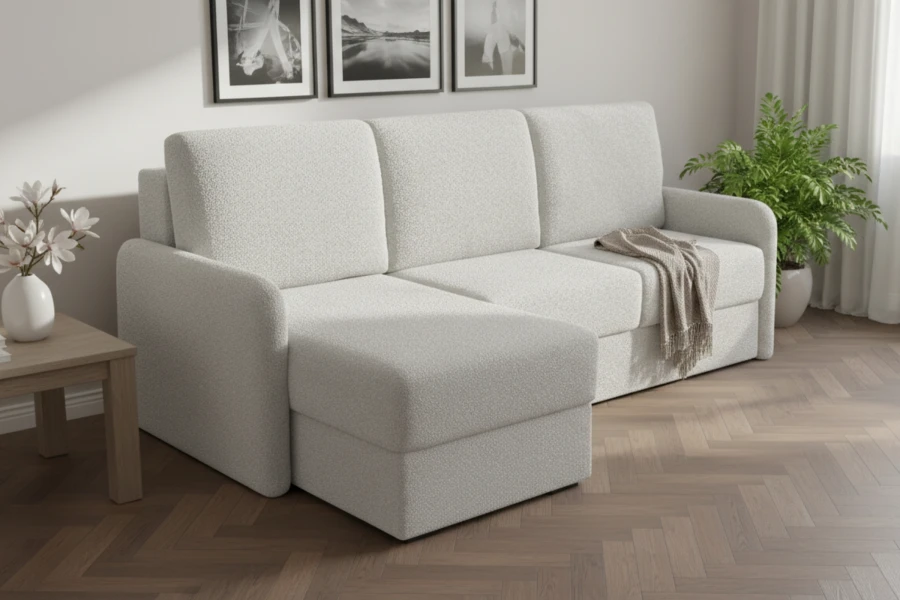 Modernes Ecksofa in Beige mit Ottomane links im hellen Wohnzimmer.