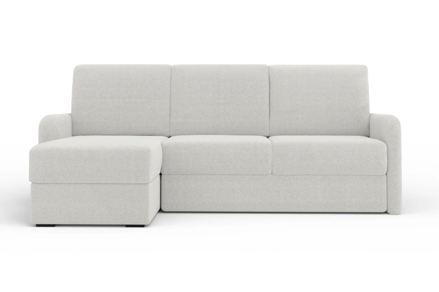 Helles Ecksofa mit Ottomane links freigestellt auf weißem Hintergrund.