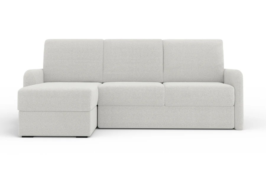 Modernes Ecksofa in Hellgrau mit Ottomane links auf weißem Hintergrund.