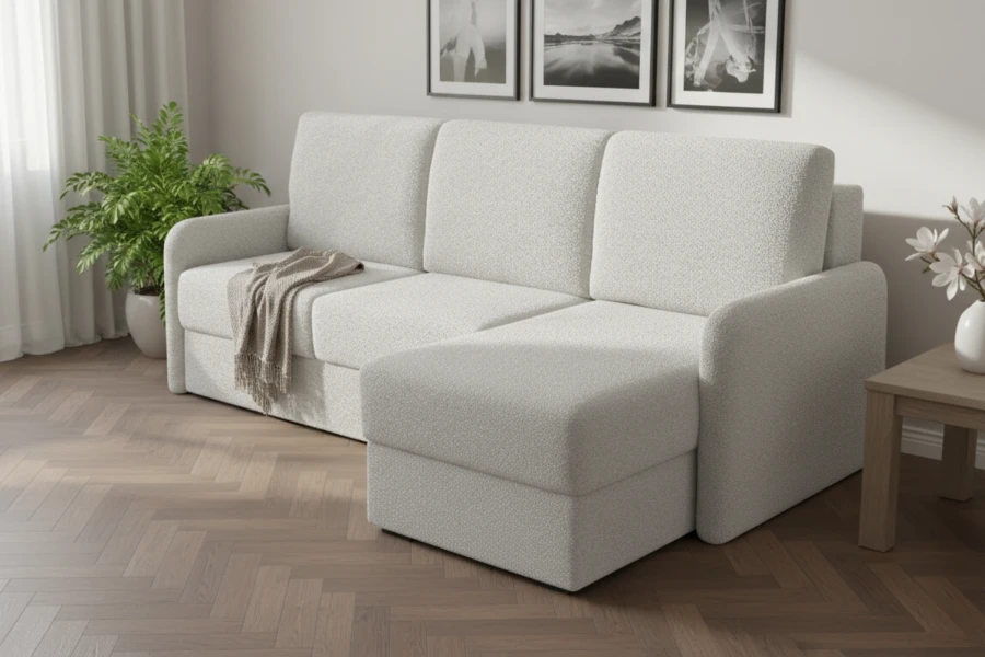 Beiges Ecksofa mit Ottomane rechts in skandinavischer Wohnzimmer-Deko.