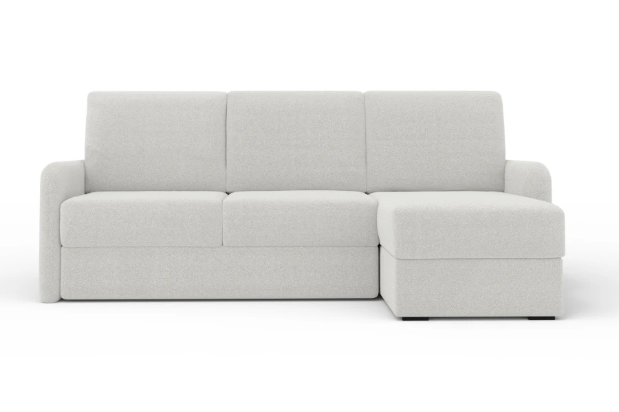 Modernes Sofa mit Ottomane rechts in hellem Grau auf weißem Hintergrund.