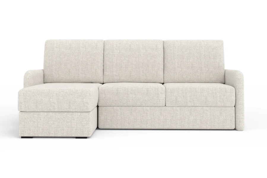 Beiges Ecksofa in L-Form mit Stoffbezug vor weißem Hintergrund