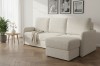Modernes beiges Ecksofa im hellen Wohnzimmer mit Parkett und Deko
