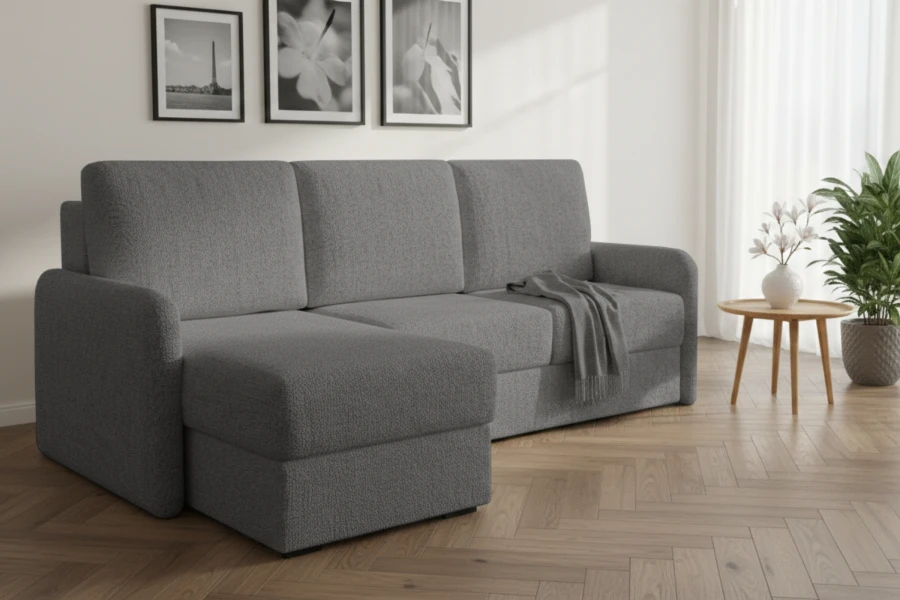 Gemütliches graues Ecksofa in einem modern eingerichteten Wohnzimmer mit Parkett.