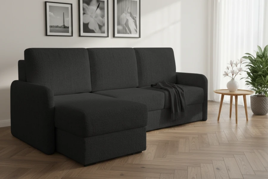 Anthrazitfarbenes Ecksofa in stilvollem Wohnambiente mit Beistelltisch.