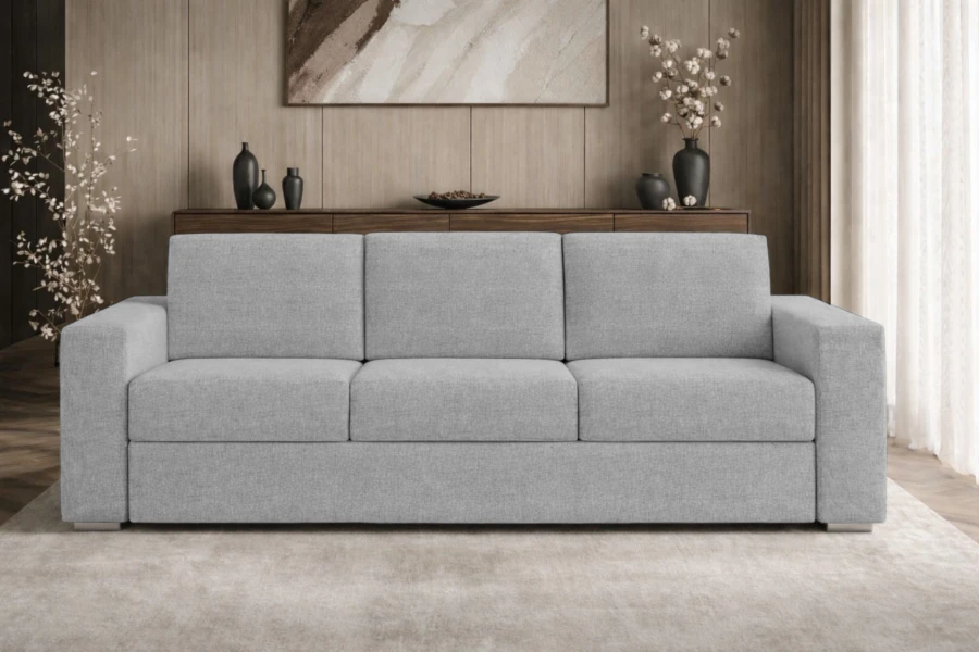 Modernes hellgraues 3-Sitzer Sofa in einem stilvoll eingerichteten Wohnzimmer.