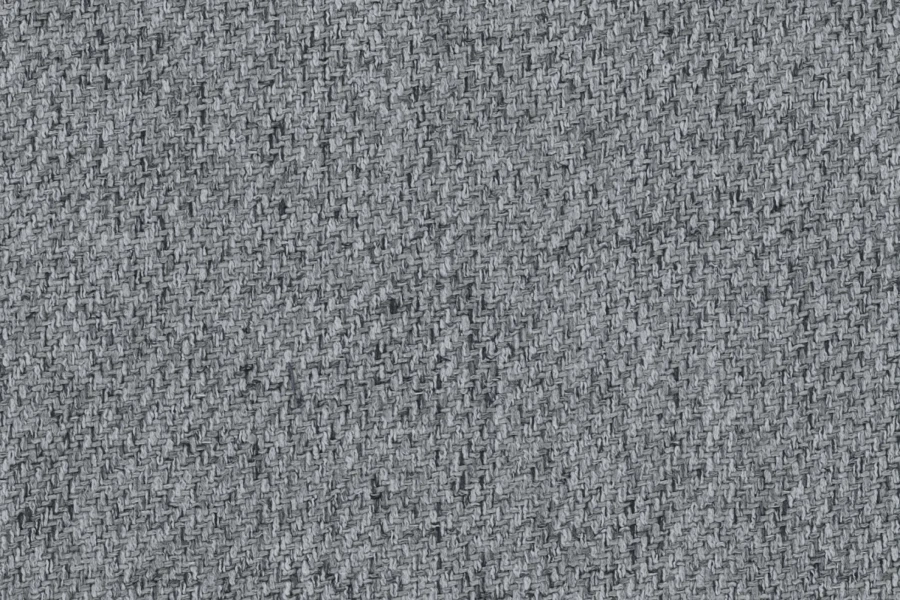 Detailansicht der groben Webstruktur eines dunkelgrauen Sofa-Polsterstoffes.