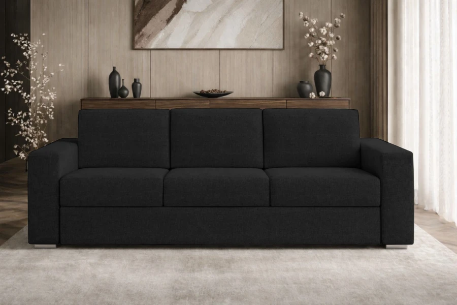 Schwarzes Designer-Sofa im modern gestalteten Wohnzimmer mit stilvoller Dekoration.