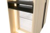 Detailansicht eines beleuchteten Holzregals mit integriertem schwarzem Fach.