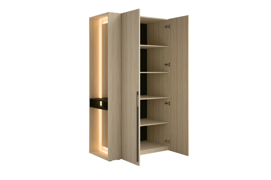 Zweitüriger Kleiderschrank in Eiche-Optik mit offenen Türen und Regalböden.