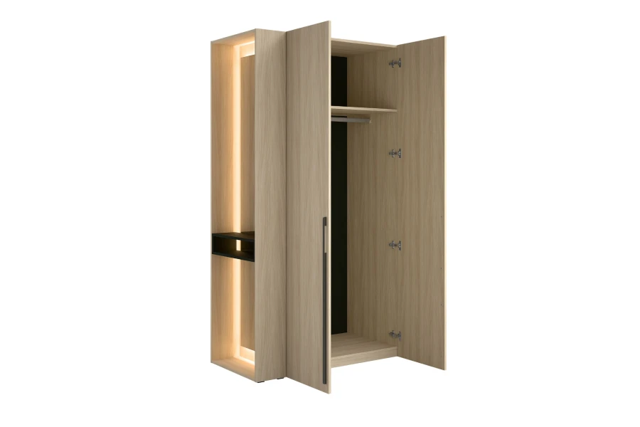 Offener Kleiderschrank mit Kleiderstange und beleuchtetem Regalteil.