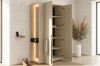 Garderobenschrank mit offenen Türen und Regalfächern in hellem, modernem Wohndesign.