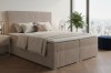 Beiges Boxspringbett mit Cord-Bezug in modernem Schlafzimmer mit Skyline-Blick.