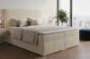 Helles Boxspringbett in Creme mit Cord-Bezug und weichen Textilien.