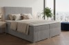 Modernes graues Boxspringbett in Cord-Optik mit hohem Kopfteil und Stadtblick