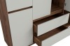Nahaufnahme der hochwertigen Holzmaserung und Schubladenführung eines modernen Designerschranks.