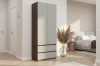 Schmaler zweitüriger Kleiderschrank in Holz und Grau für moderne Schlafzimmer.