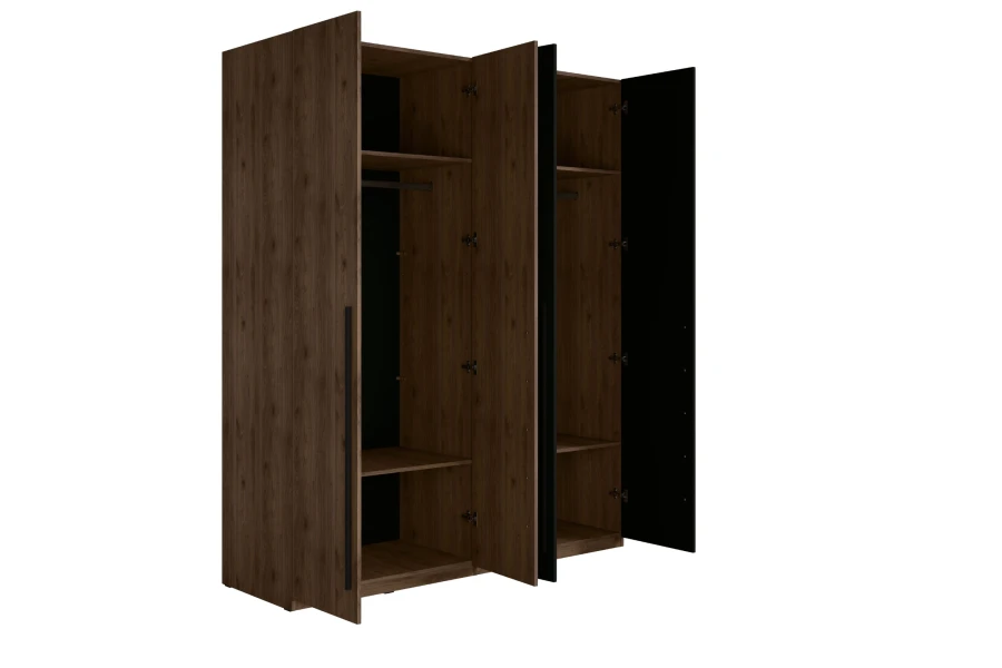 Geöffneter Kleiderschrank mit praktischer Innenaufteilung: Regalfächer und Kleiderstangen.