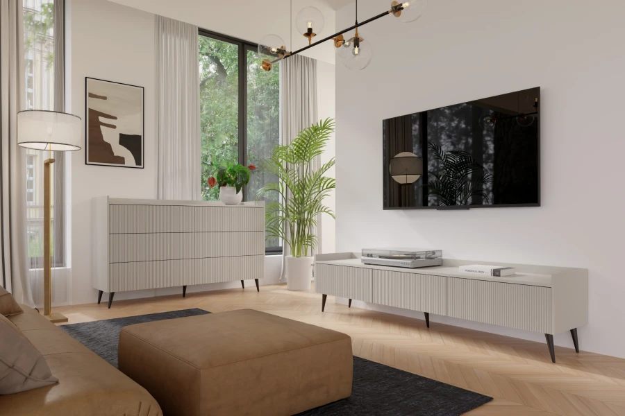 Helles Wohnzimmer mit weißem TV-Board, Sideboard in Rillenoptik und großem Fenster.
