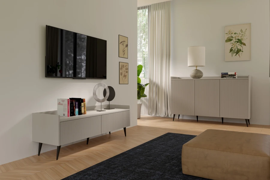 Minimalistisches Lowboard und Sideboard in Beige mit vertikalen Rillen und dunklem Teppich.