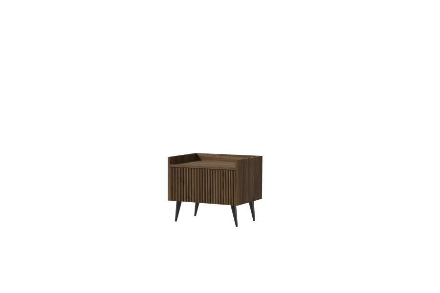 Moderner Nachttisch aus dunklem Holz mit Lamellenfront und schwarzen Beinen.
