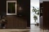 Großes Sideboard aus dunklem Holz mit Lamellenstruktur in modernem Ambiente.