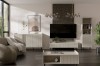 Wohnzimmer-Einrichtung mit grauem Sofa, geriffeltem Couchtisch und TV-Wandboard im Scandi-Stil.