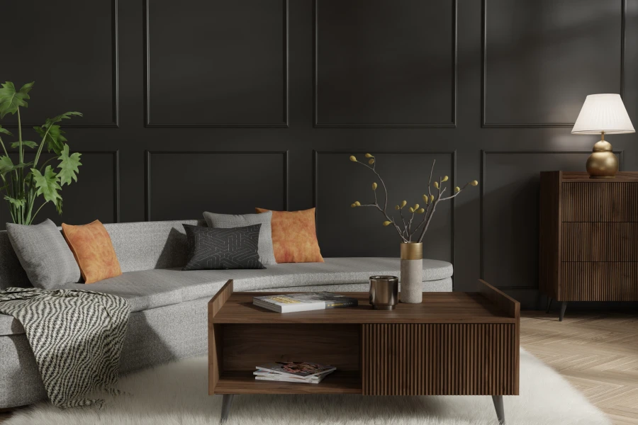 Gemütliches Wohnzimmer mit grauem Ecksofa, Holztisch und dekorativen Kissen.