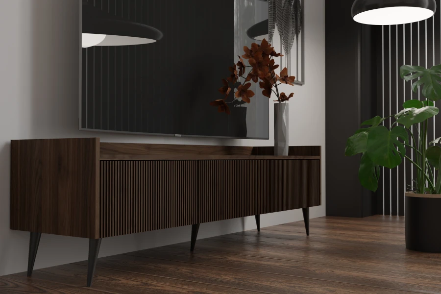 Stilvolles TV-Lowboard aus dunklem Holz mit feiner Riffel-Struktur in einem modernen Raum.