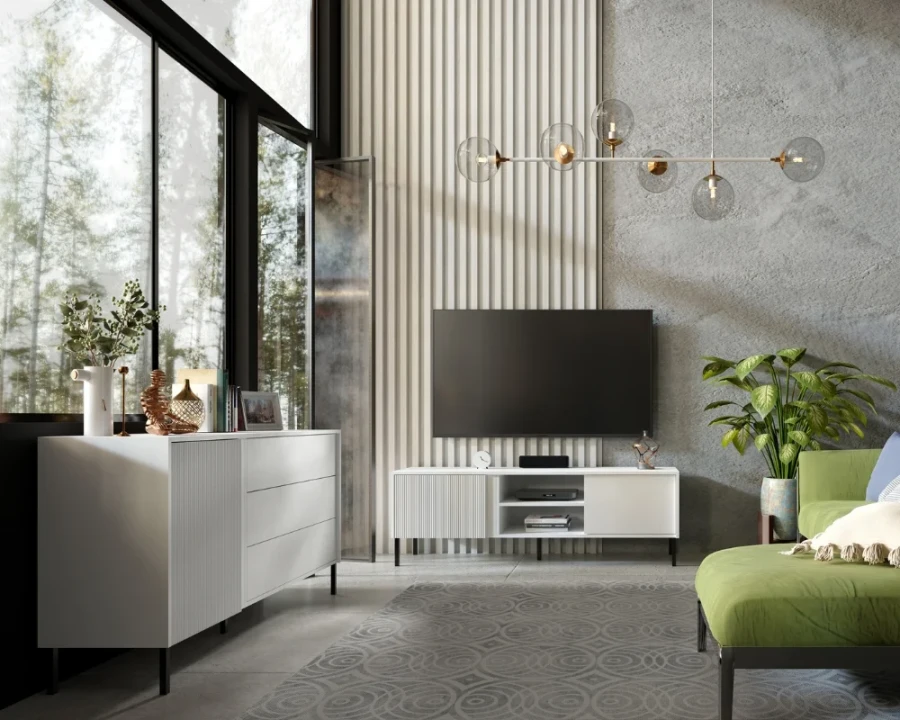 Weißes TV-Board und Sideboard mit Lamellenstruktur in einem modernen Wohnzimmer mit grünem Sofa.