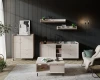 Stilvoll eingerichtetes Wohnzimmer mit Möbeln der Georgia Serie in hellem Beige.