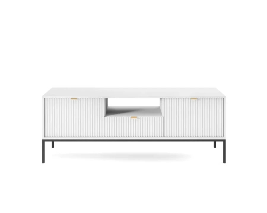 Modernes weißes TV-Lowboard mit geriffelten Türen und schwarzen Metallbeinen.