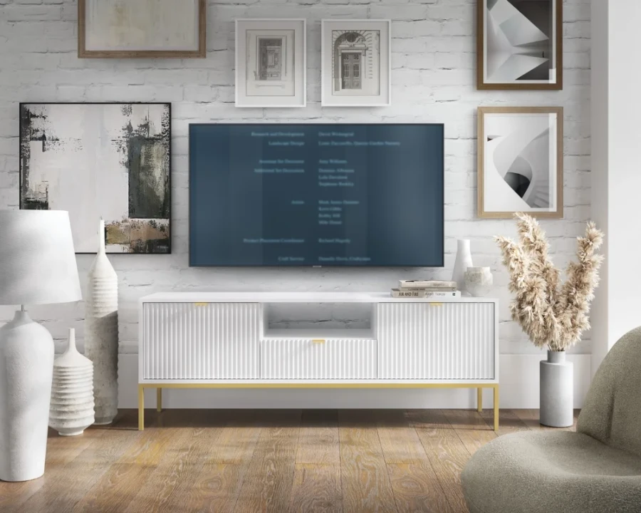 Modernes weißes TV-Board im Wohnzimmer mit Wandbildern und Fernseher.